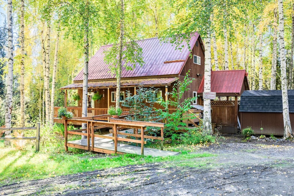 Welcome to the Cozy Cottage! This picture highlights the wheelchair accessible ramp.