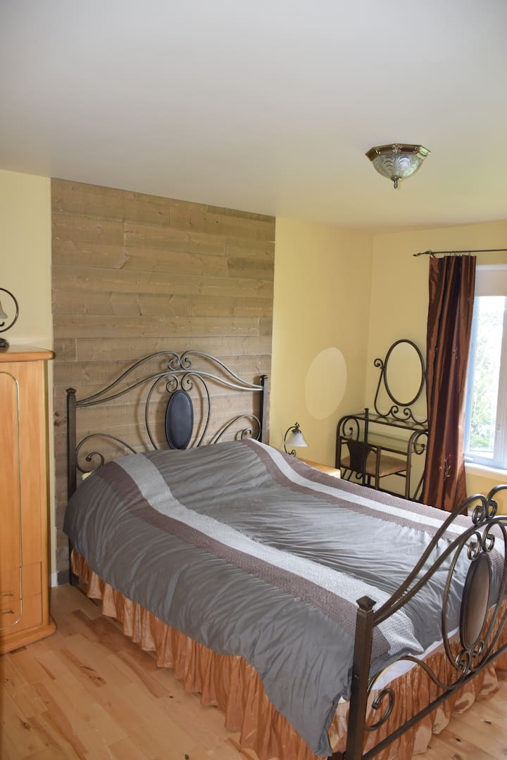 Hlavná spálňa - 1 veľká manželská posteľ