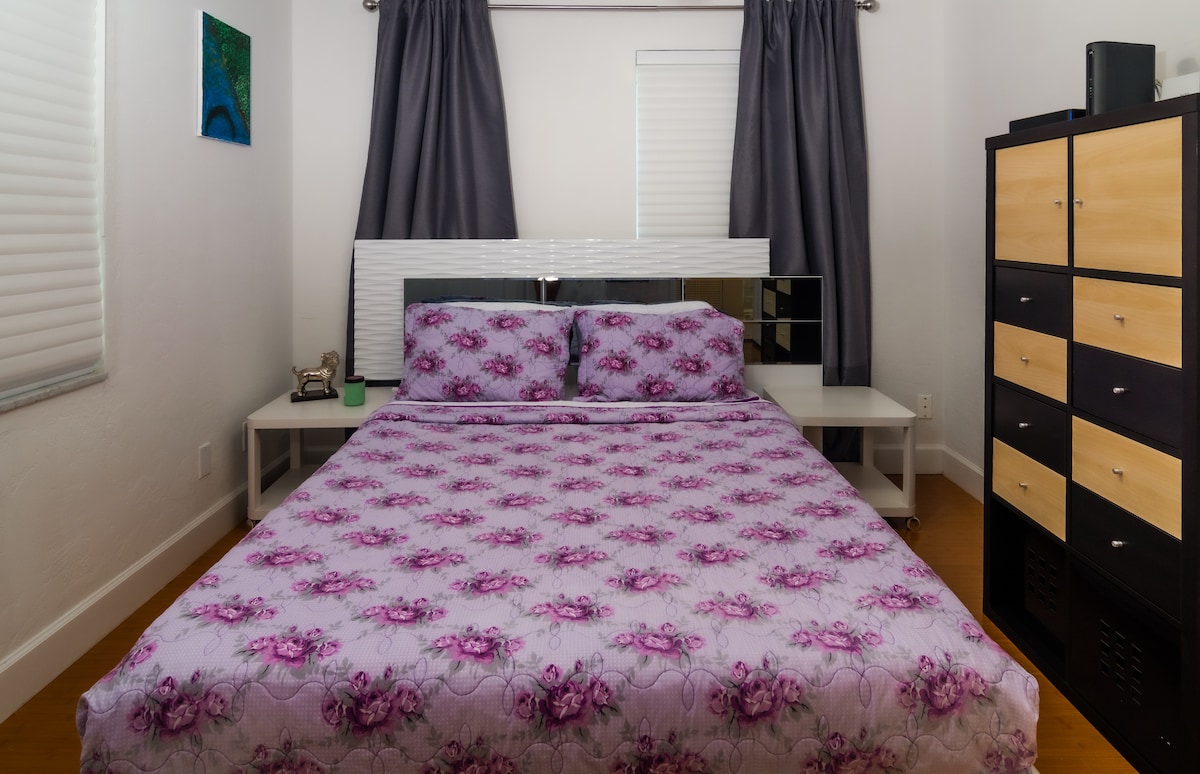 Esta imagen muestra el dormitorio de Guess antes del Huracán Ian. Consulta la nueva foto y el nuevo aspecto de la habitación.