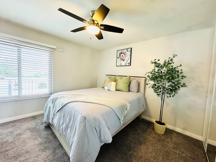 นิยามใหม่ของการผ่อนคลาย: ผ่อนคลายในความเงียบสงบของห้องนอนที่กว้างขวางของเรา จมลงบนเตียงที่สะดวกสบายและเพลิดเพลินกับการนอนหลับพักผ่อนอย่างเต็มที่ - สถานที่พักผ่อนที่สมบูรณ์แบบของคุณรอคุณอยู่ # RestAndRecharge 