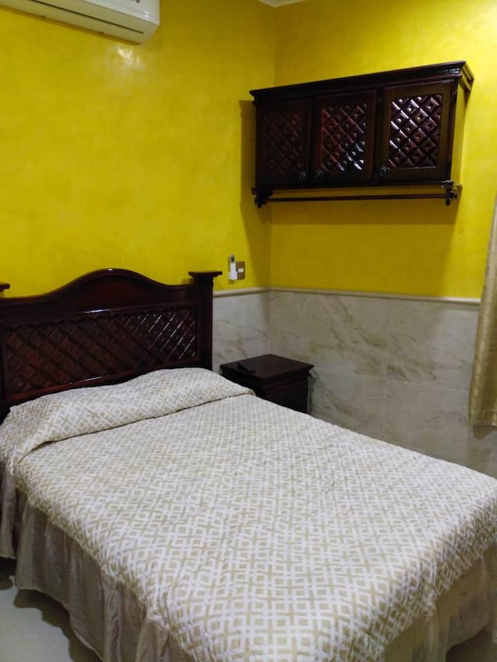 配有空调的双人卧室。