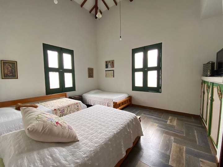 Alcoba 1. Vitanda vitatu vya ,120, magodoro ya mifupa. Kwa feni ya dari, kiyoyozi, starehe na bafu na bafu.