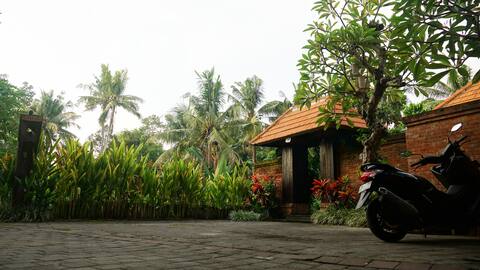 ubud 1BR dedauh villa, rice field & river view