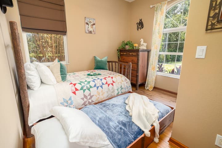 Ორადგილიანი საძინებელი საწოლით გამოყვანილია. ძალიან კომფორტულია!