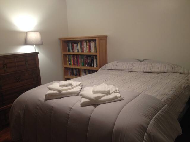 (2) Private Room in Happy Home w/ kid and cat