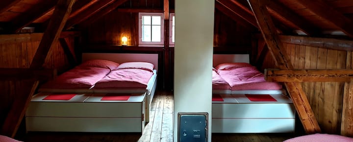 เตียงคู่ 2 หลัง (4 คน + เด็กเล็ก) และเตียงเดี่ยว 2 เตียง (สำหรับวัยรุ่น)