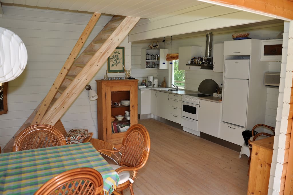 Fra stuen er der trappe til 2 små værelser og repos med tv,