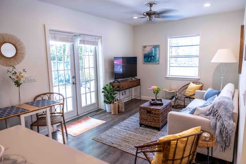 Top performing Airbnb: Cozy Tropical Cottage. Close to Performing Arts in Fort Lauderdale