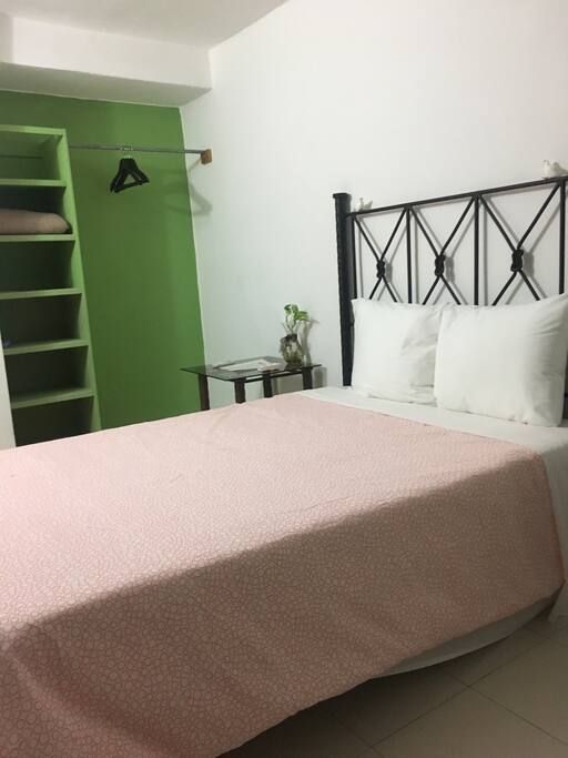Wi fi, ventilador y si abres la ventana un viento calido delicioso.
