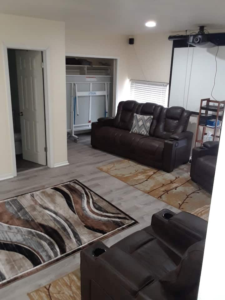 不使用时，壁橱内配备索尼投影仪和乒乓球桌的媒体室概述。