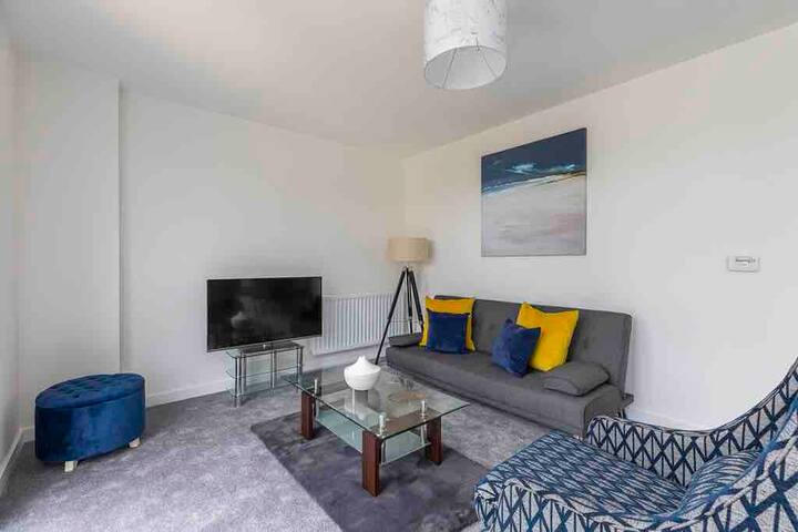 Lovely new 3 bed flat very easy to Central – 10min gallery image 2