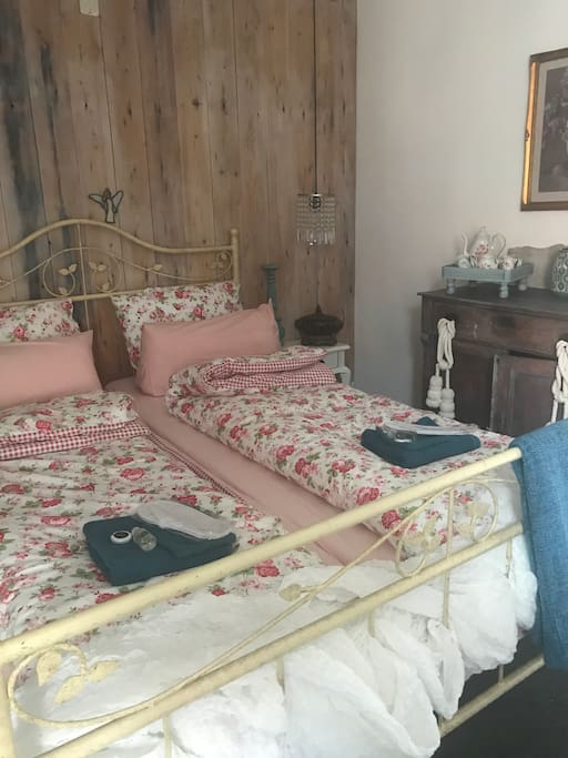 Heerlijk bed , gezellige kamer