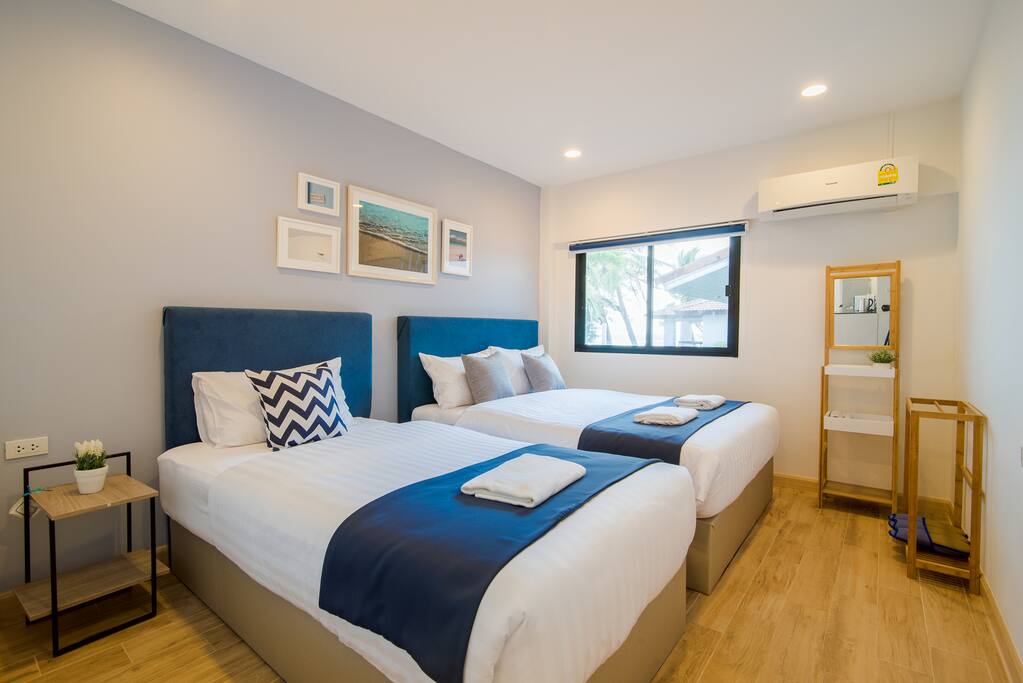 Bedroom 1 - 1 queen bed 1 single bed