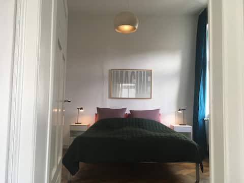 Beliebte Airbnb-Anzeige: Spacious 5-room apartment on the green Josephsplatz in Josephsplatz