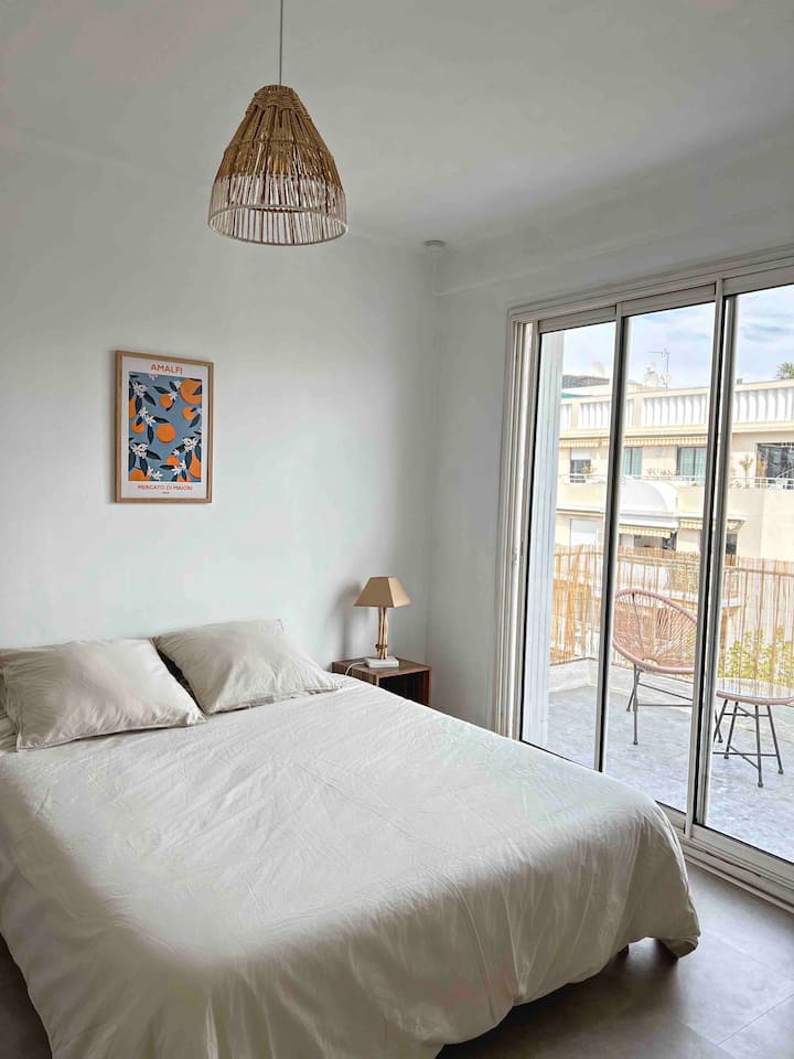 Спалня със самостоятелен балкон с легло 160x200