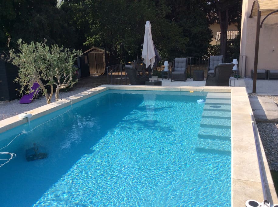 Piscine 8 m x 4 m à débordement
