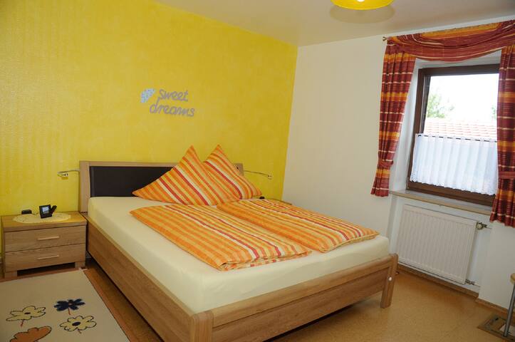 Haus Traumblick (Pleinfeld), Ferienwohnung 1 mit traumhaftem Blick auf den Brombachsee