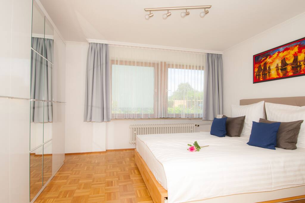 Schlafzimmer mit Doppelbett