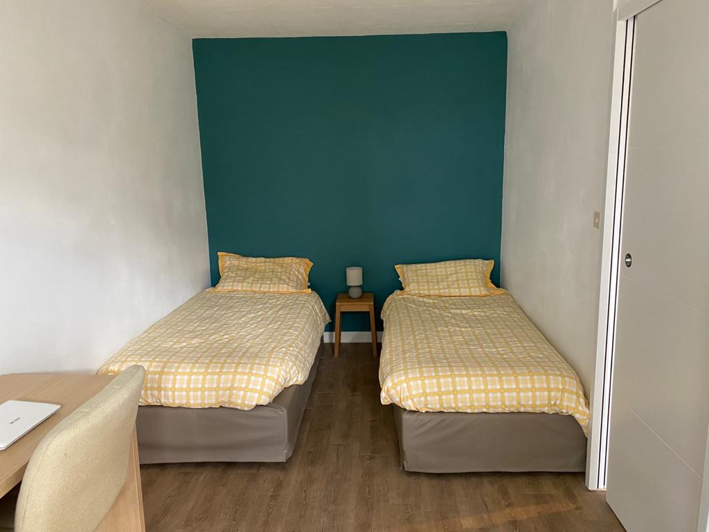 Спалня 2 единични легла + бюро