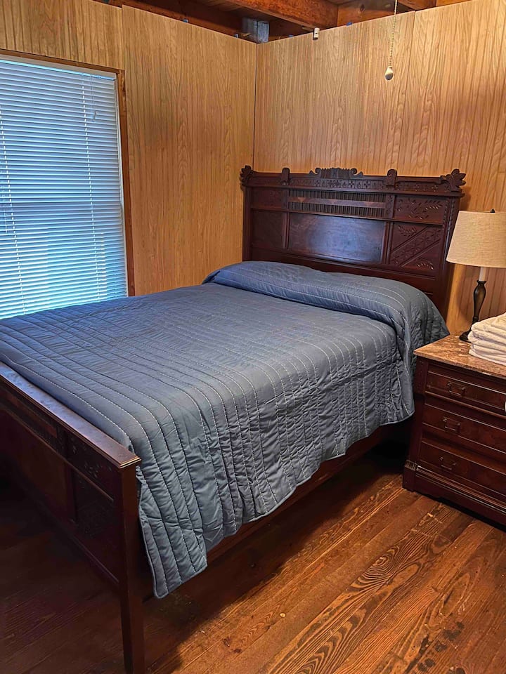 Un dormitorio, cama de matrimonio.