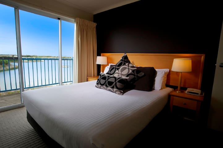 Spacious 2 Bedroom Serviced Townhouse Apartment