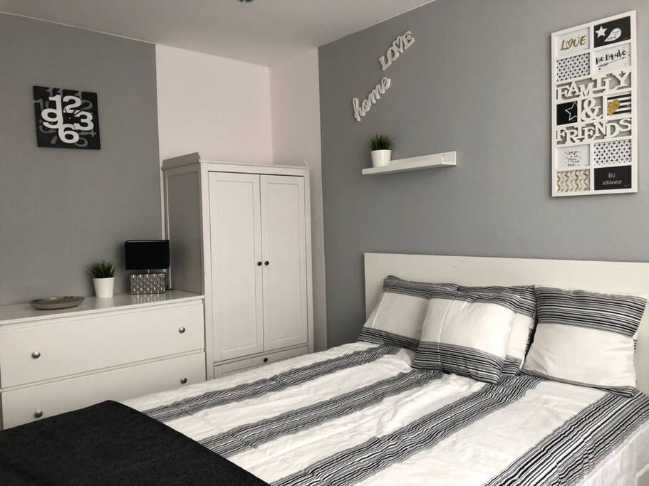 Schlafzimmer mit Bett