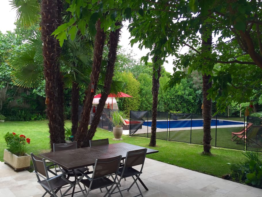 Jardin au calme avec transats et chaises longues aux beaux jours.