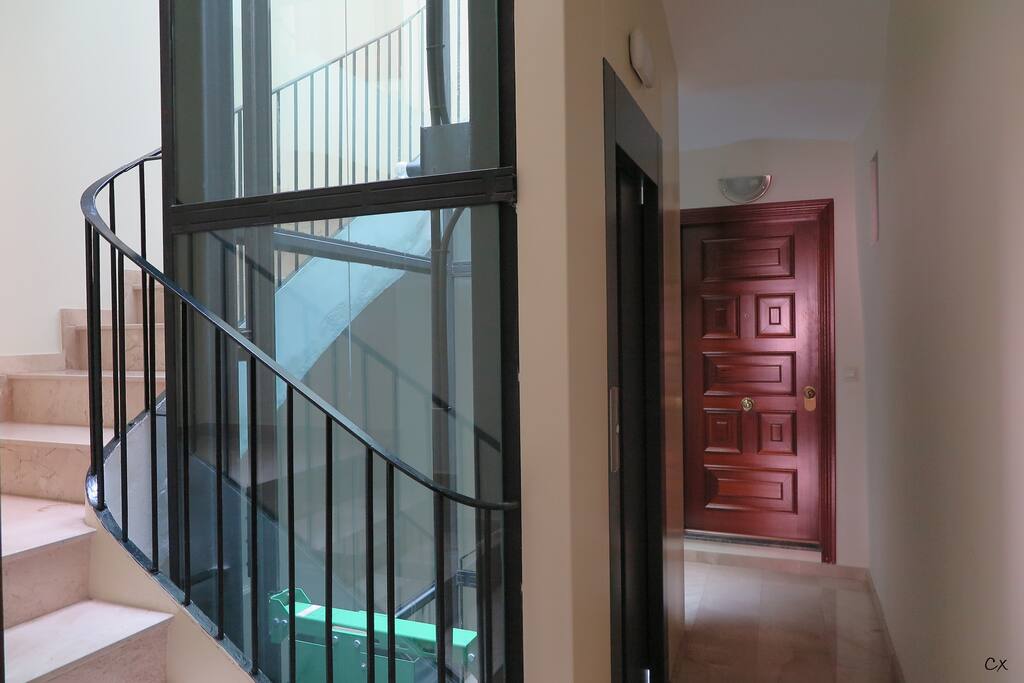Ascensor y entrada al apartamento