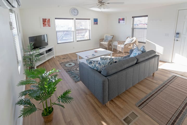 Newly-Remodeled 2 bed home 5 minutes from Antelope