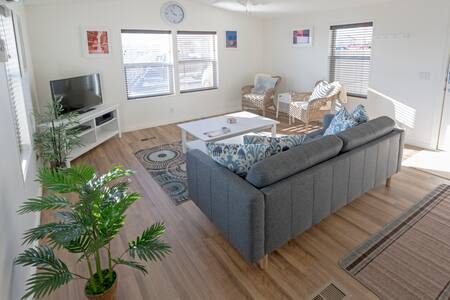 Newly-Remodeled 2 bed home 5 minutes from Antelope