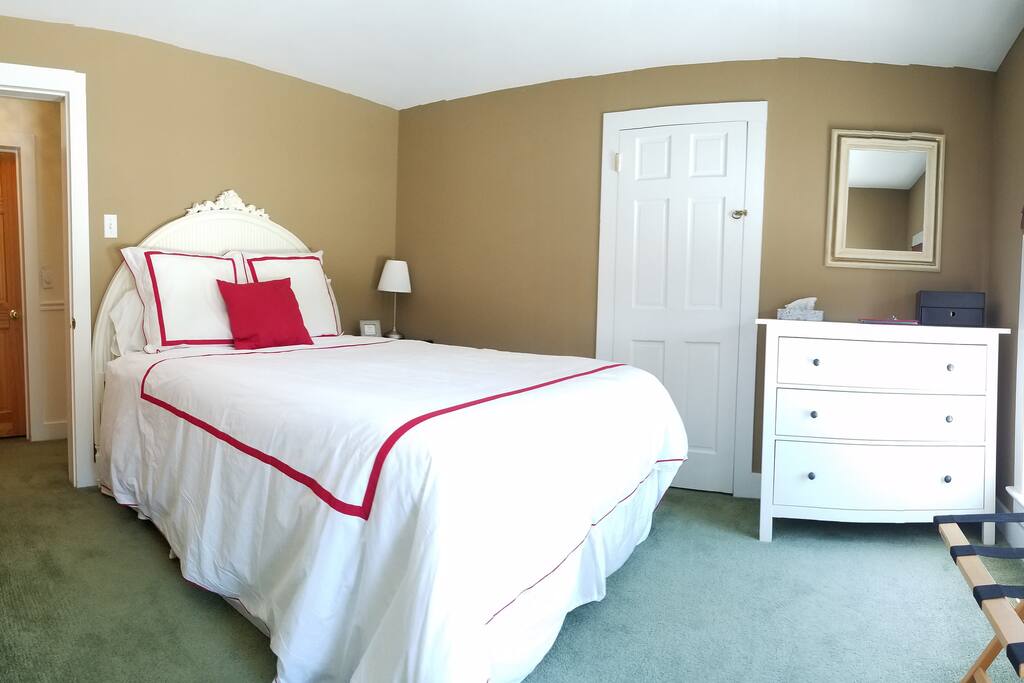 standard queen room with detached private bath
