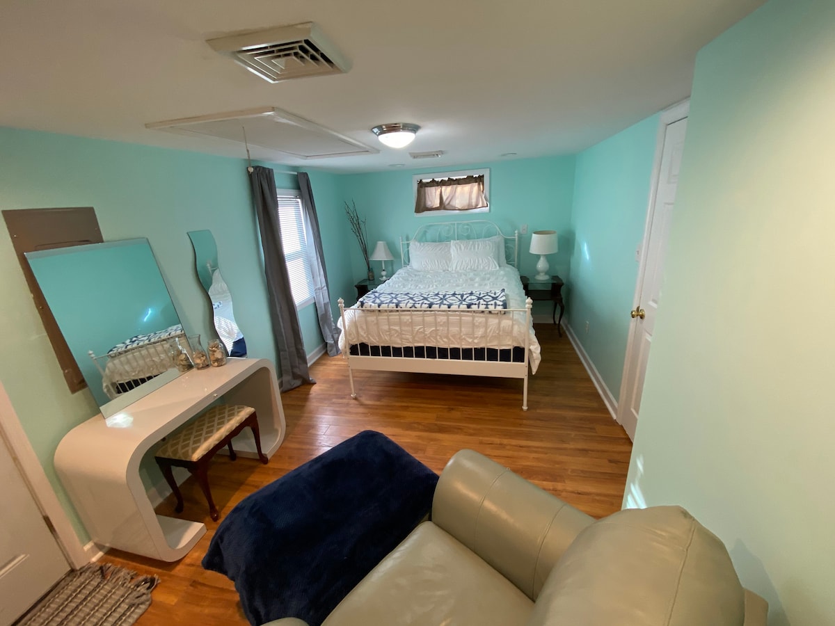 Spálňa s manželskou posteľou veľkosti Queen 