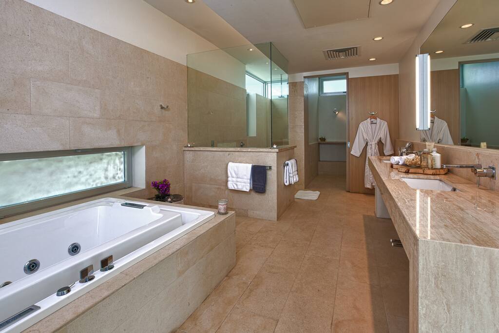 South Villa ensuite bathroom