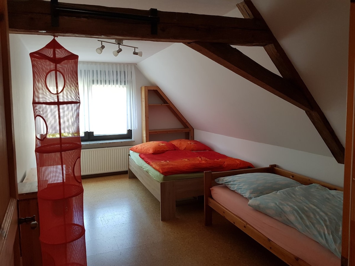 ห้องนอน 2 (เตียงคู่และเตียงเดี่ยว)