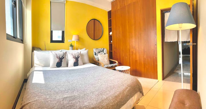 Žuta spavaća soba s bračnim krevetom 