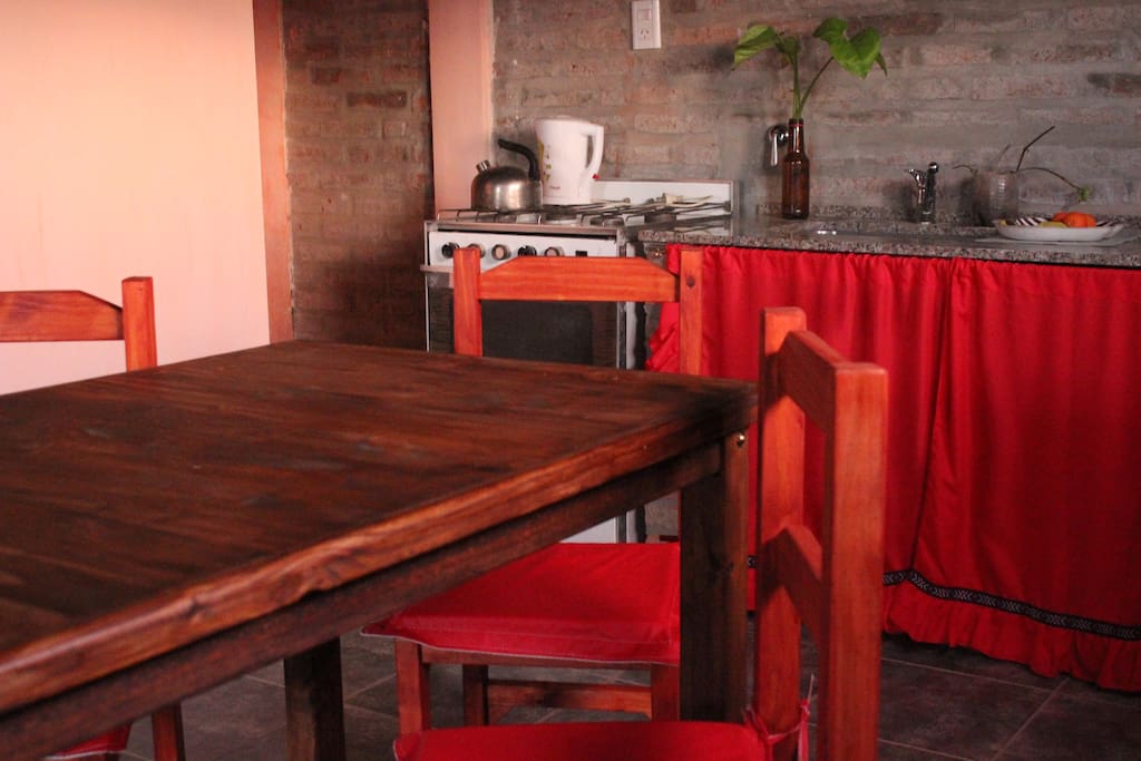 Cocina-comedor en rojo.