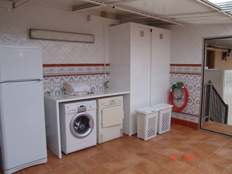 patio tendederos con lavadora y secadora