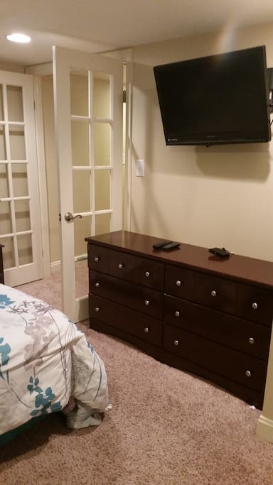 Guestroom with TV, cable, and Wifi