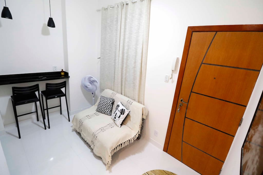 sala com sofá cama.