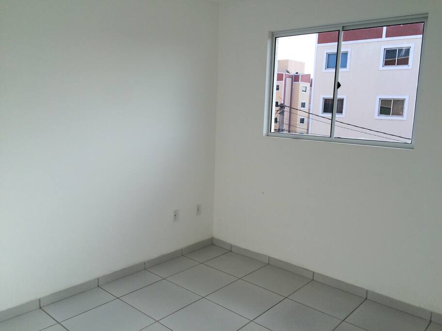 Quarto amplo e arejado.