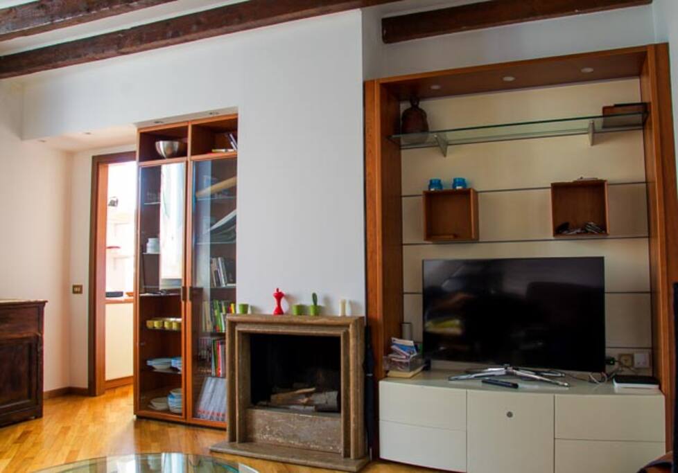 Living room con camino e TV 48" con pay tv