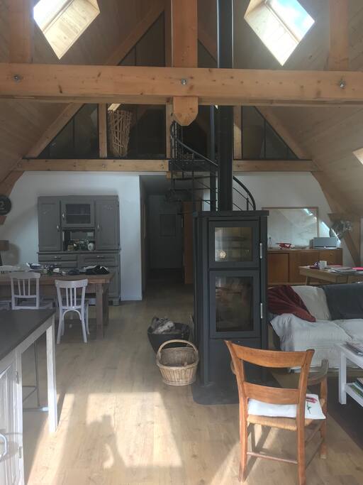 Grande pièce à vivre avec cuisine et salon