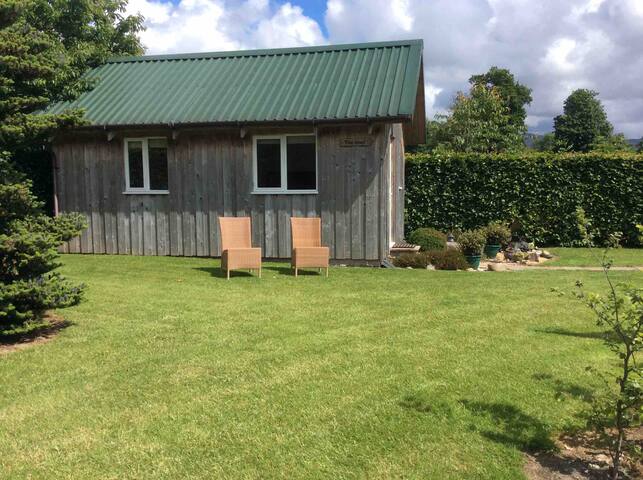 Rural- Self-contained studio shed garden location