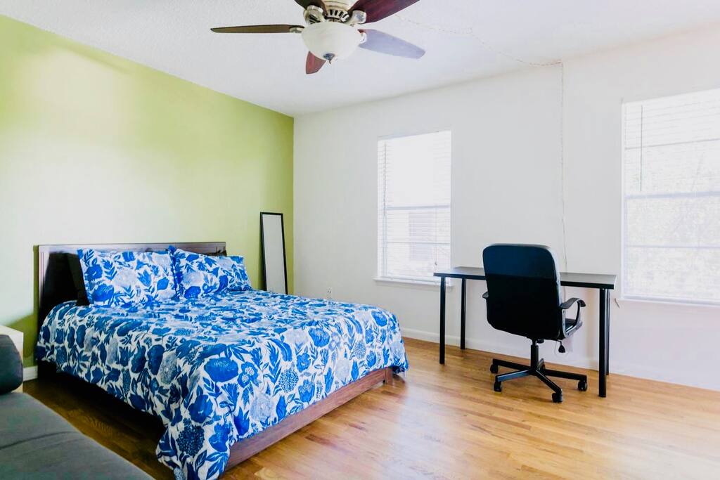 ⭐️⭐️⭐️⭐️⭐️ “Great location for a couple to stay in Austin. Walking distance to most major downtown locations.” -Jamey, Oct 2017