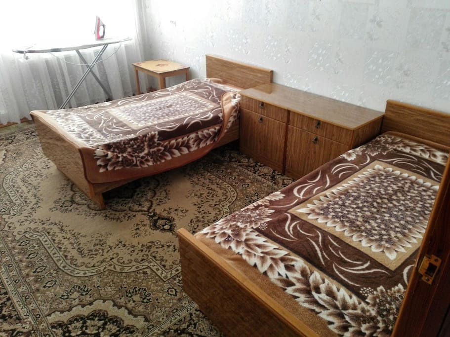 Спальня с двумя односпальными кроватями