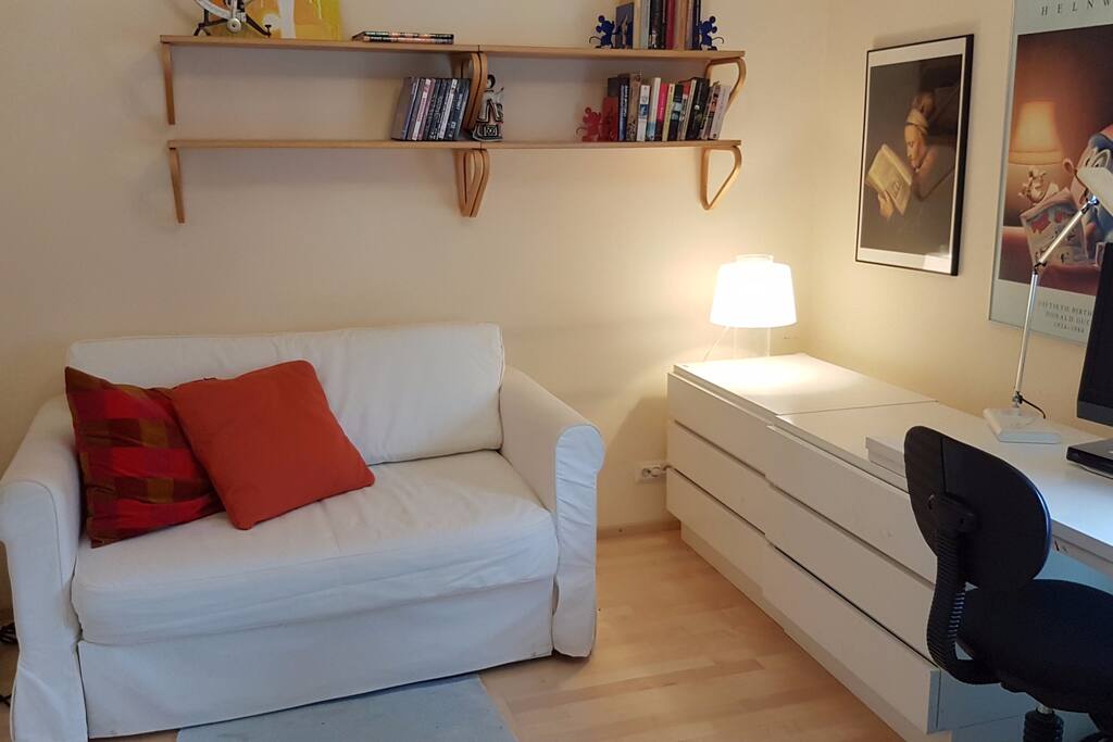 Pelnty of working space, 40 inch tv with Netflix