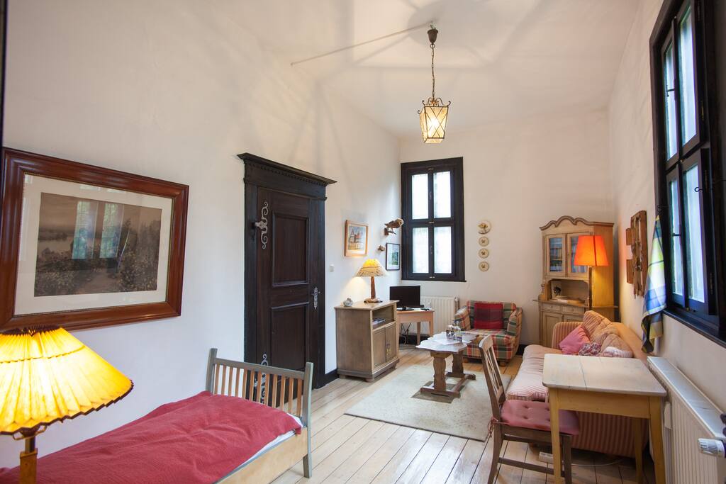 Wohnzimmer mit zusätzlichem Einzelbett