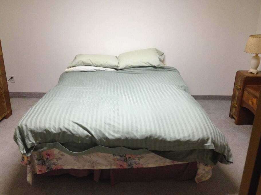 Large Queen size bed with 2 dressers