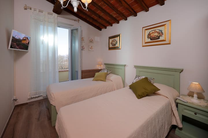 غرفة بسرير مزدوج