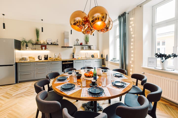 ELVIS Apt/13 guests/6 BR/Self Check-In/Old Riga